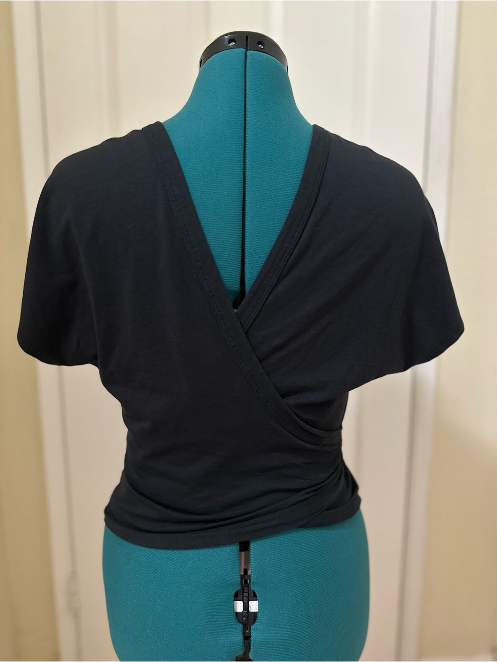 Lululemon It's A Tie Tee Cropped Wrap Shirt Black Sz 8 EUC $68 MSRP Pima Cotton - Picture 5 of 7